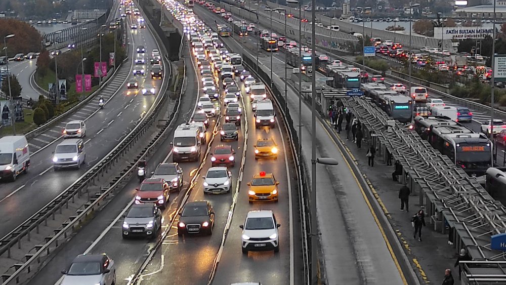 Ders zili çaldı, İstanbul'da haftanın ilk iş gününde trafik yoğunluğu arttı