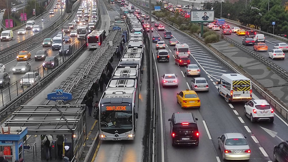 Ders zili çaldı, İstanbul'da haftanın ilk iş gününde trafik yoğunluğu arttı