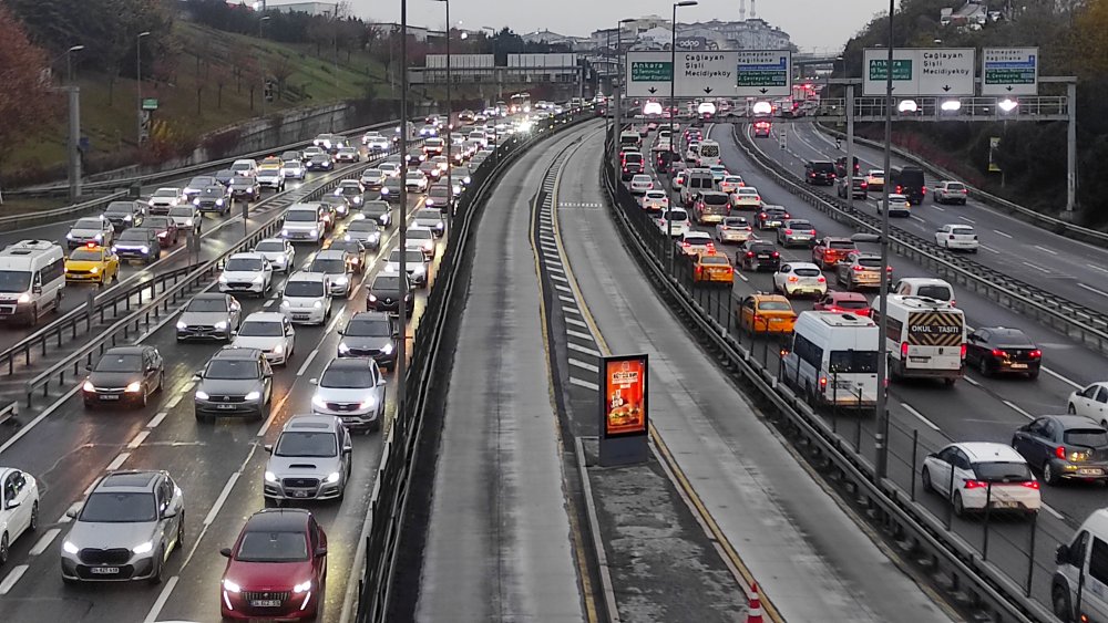 Ders zili çaldı, İstanbul'da haftanın ilk iş gününde trafik yoğunluğu arttı