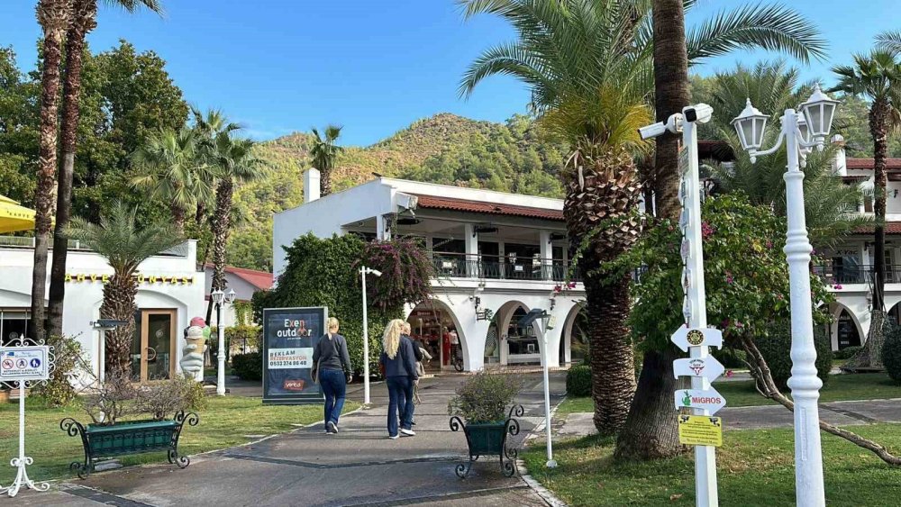 Dev yolcu gemisi Marmaris’e demirledi