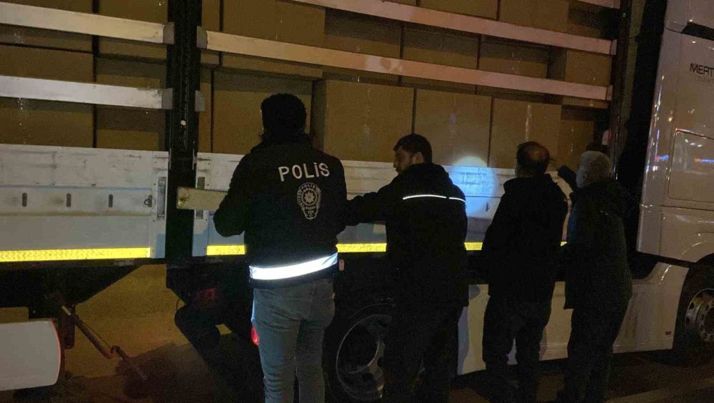 Emniyetin plaka tanıma sisteminde alarmı veren tır polisi harekete geçirdi