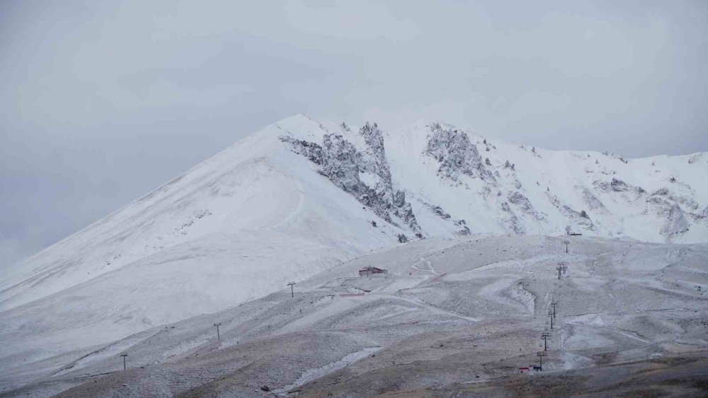 Erciyes'te iki mevsim bir arada: Sarı ve beyazın büyüleyici uyumu