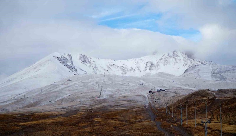 Erciyes'te iki mevsim bir arada: Sarı ve beyazın büyüleyici uyumu