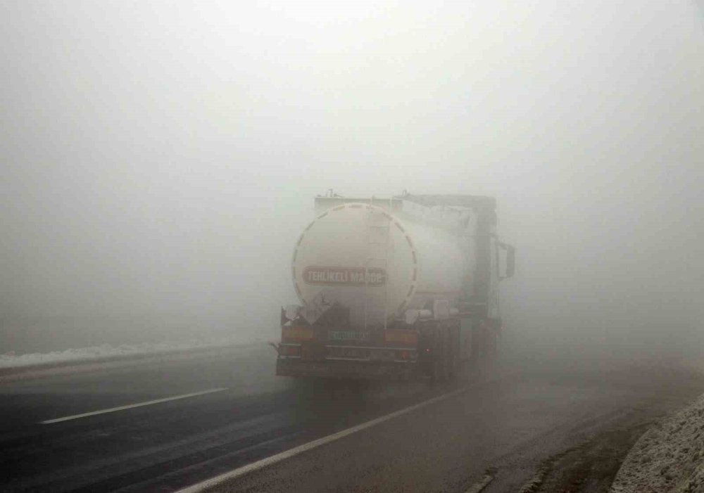 Erzincan’da yoğun sis! Göz gözü görmedi