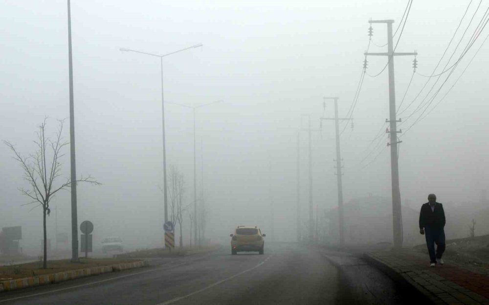 Erzincan’da yoğun sis! Göz gözü görmedi