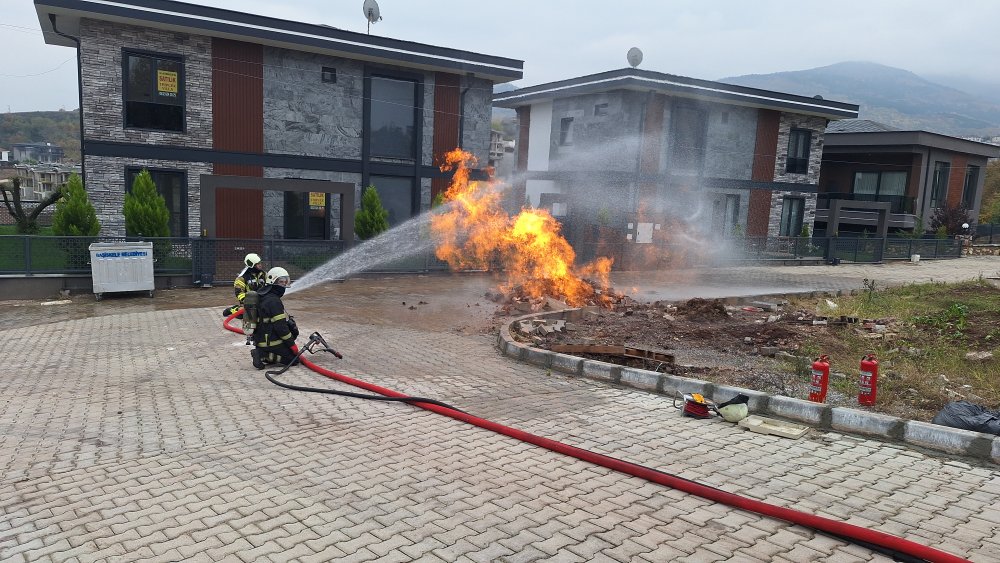 Kocaeli’de korku dolu anlar: İş makinası doğalgaz borusunu deldi