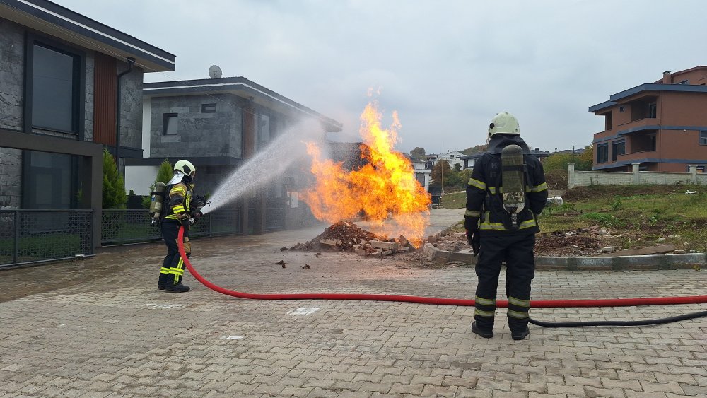 Kocaeli’de korku dolu anlar: İş makinası doğalgaz borusunu deldi