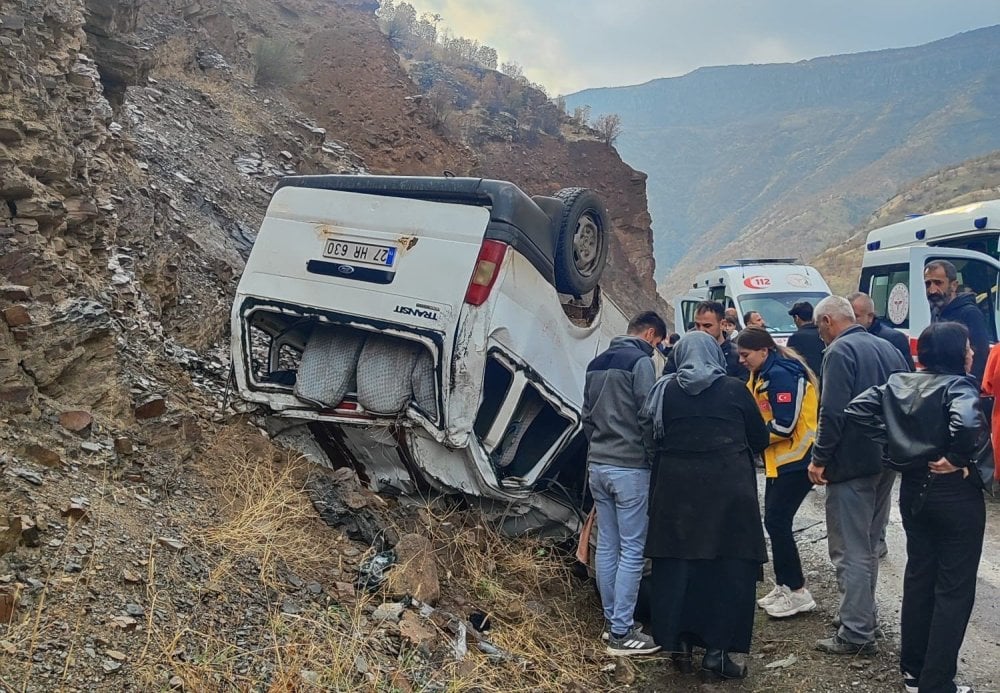 Yağış sebebiyle kaza meydana geldi: Minibüs takla attı