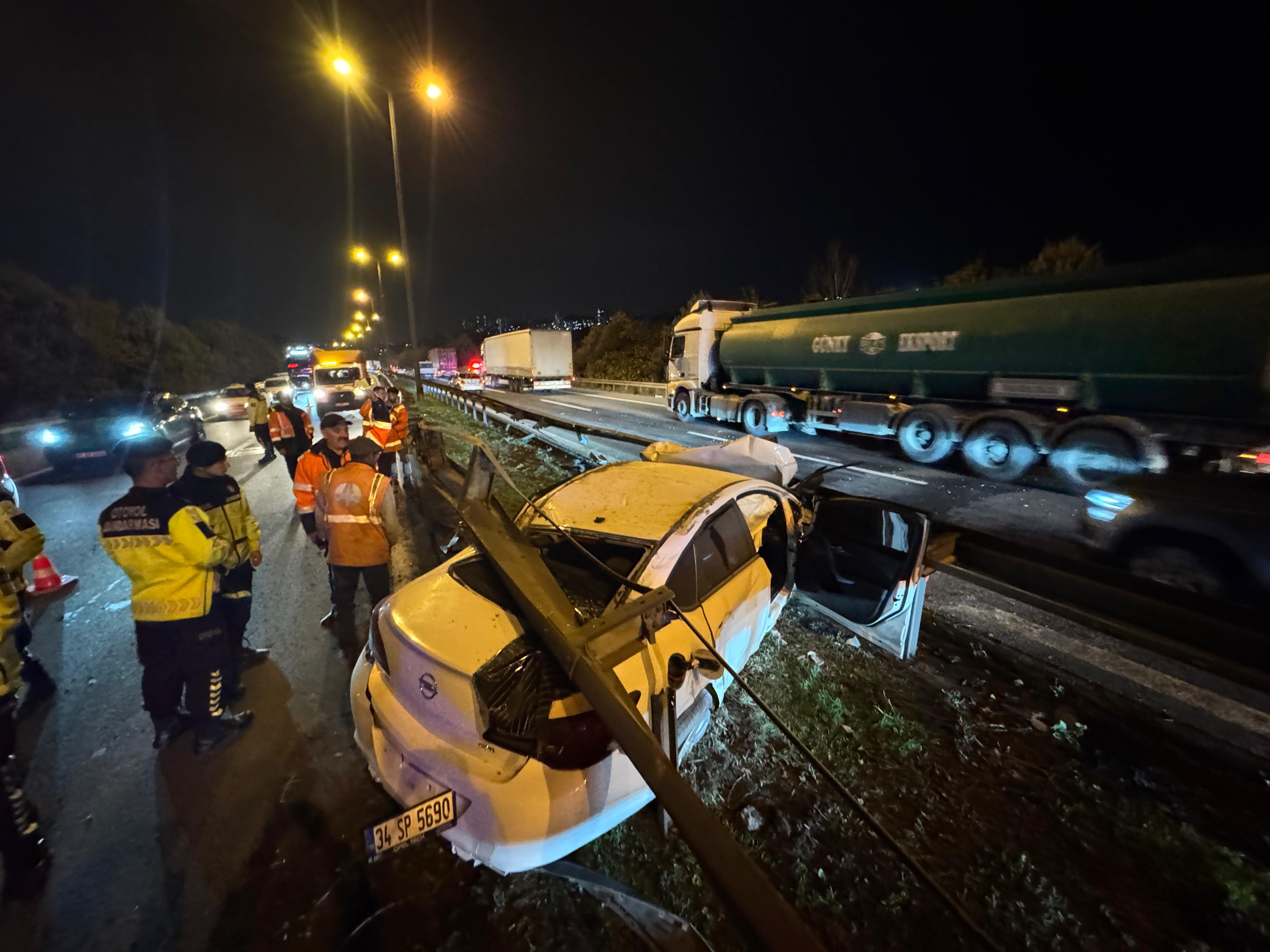 anadolu-otoyolunda-otomobil-bariyere-girdi-trafik-cift-yonde-durdu-yenicag-1.jpg