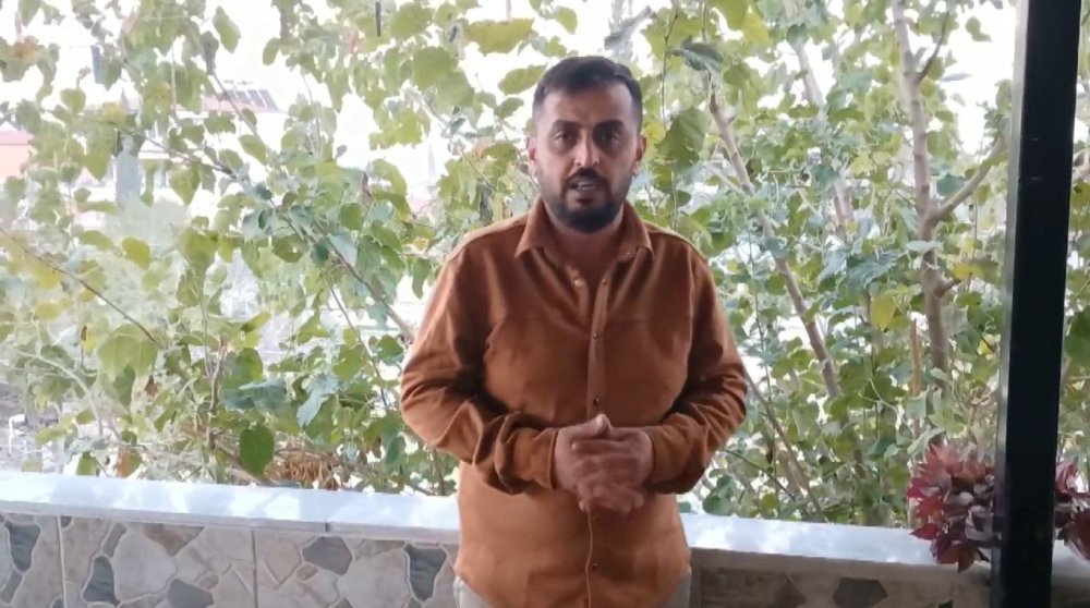 Çöp konteynerinde ölümü bekleyen köpeğe el uzattı