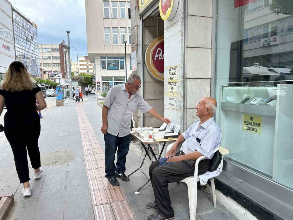 İskenderun’da plak evini yaşatmaya çalışıyor