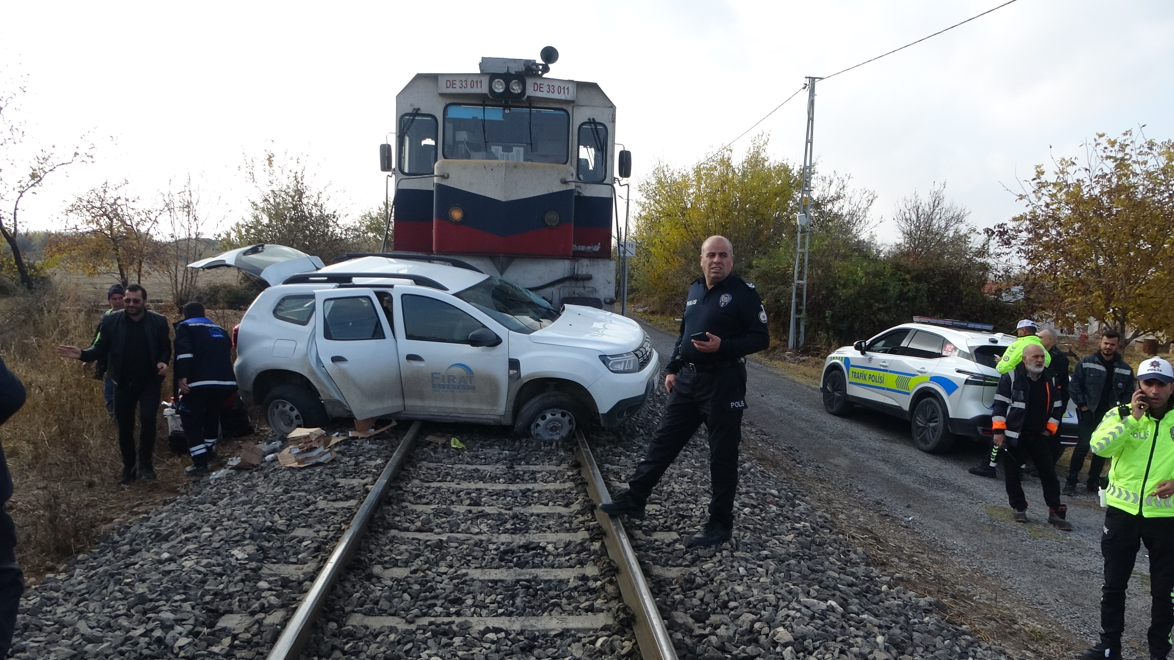 malatyada-hemzenin-gecitte-kaza-yuk-treni-otomobile-carpti-2-yarali-yenicag-1.jpg