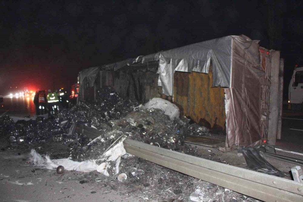 Amasya’da devrilen tır sürücüsü kurtarıldı