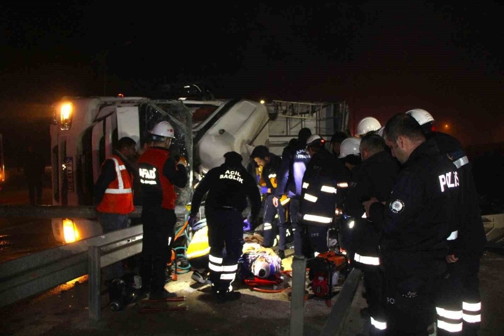 Amasya’da devrilen tır sürücüsü kurtarıldı