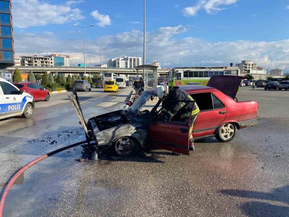 Antalya’da alev alan otomobil kullanılmaz hale geldi