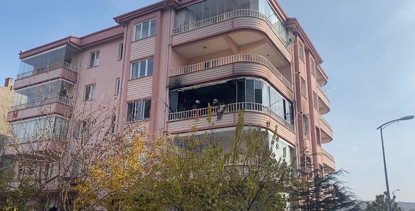 Çankırı'da bir apartman dairesi alevlere teslim oldu