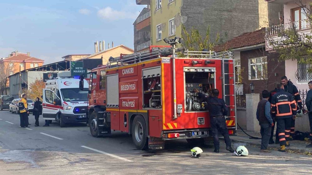 Çankırı'da bir apartman dairesi alevlere teslim oldu