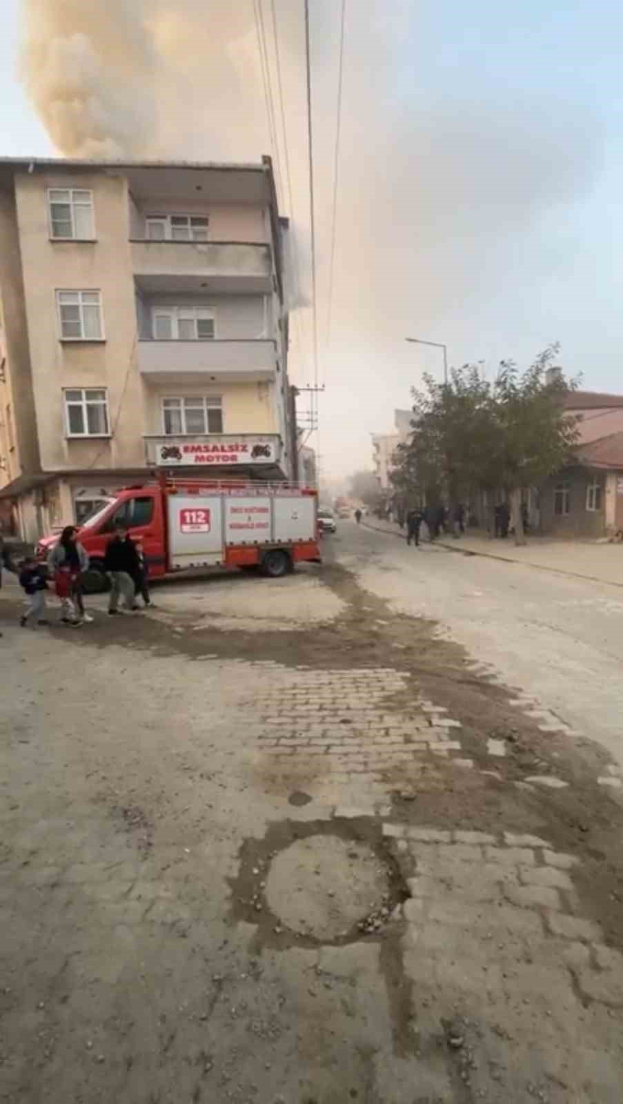 Çatı biranda alev oldu: Korku dolu anlar yaşandı