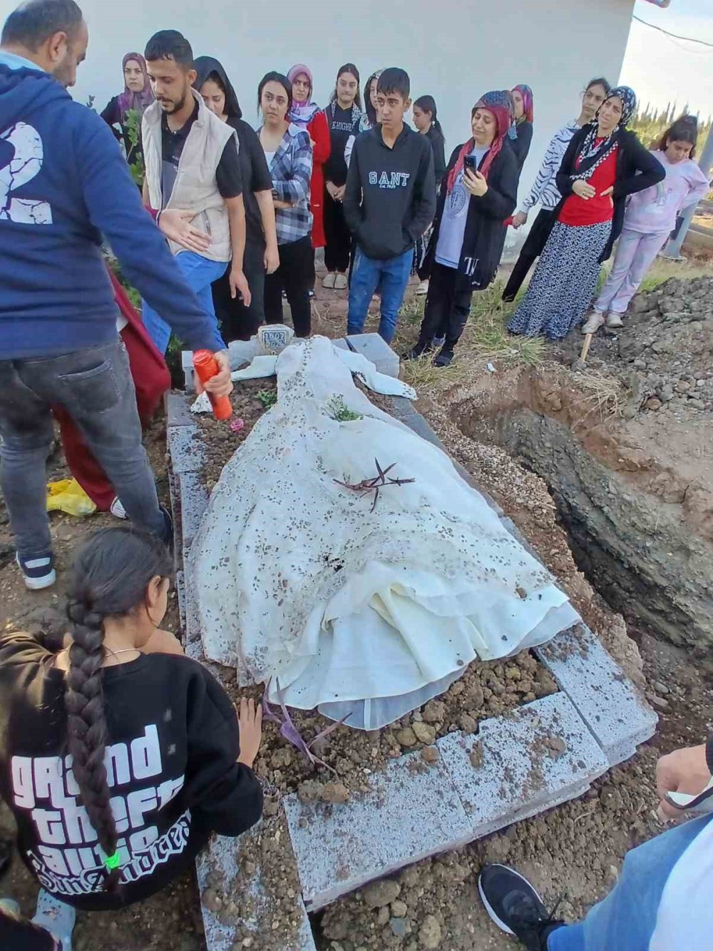 Gölde cesedi bulunan Medine’nin ölümünde büyük soru işareti