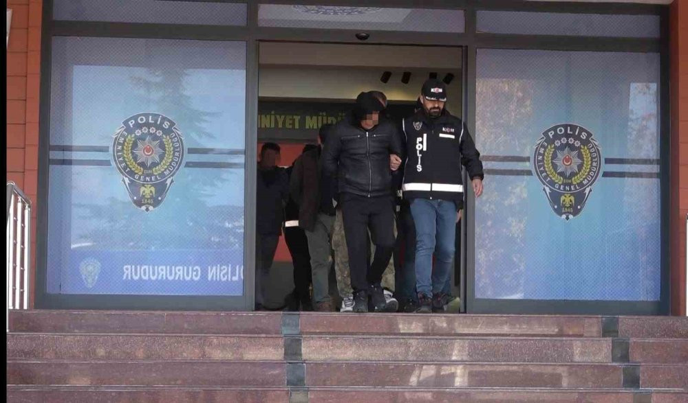 Isparta’da kaçak defineciler adliyeye getirildi