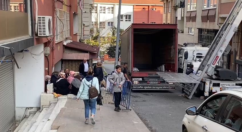 Küçükçekmece'de ağır hasarlı bina tahliye edildi