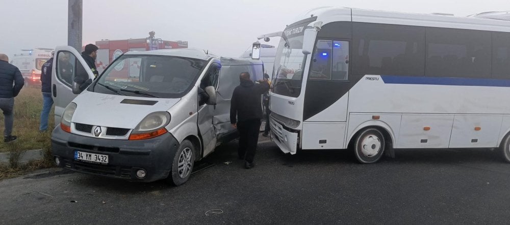 Tekirdağ’da sis kaza getirdi: İki minibüs çarpıştı: 4 yaralı