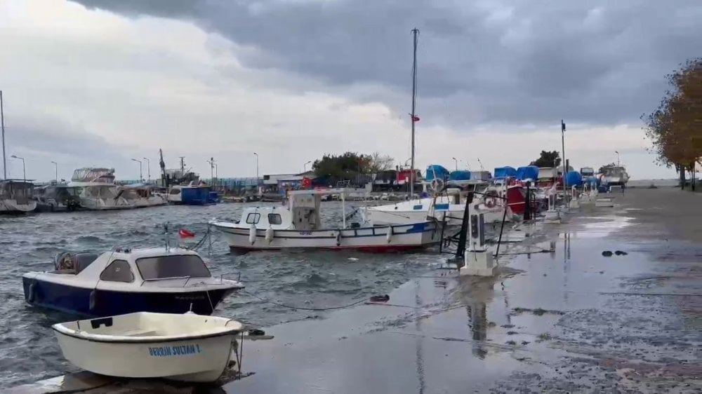 Balıkesir’de dev dalgalar korku dolu anlar yaşattı