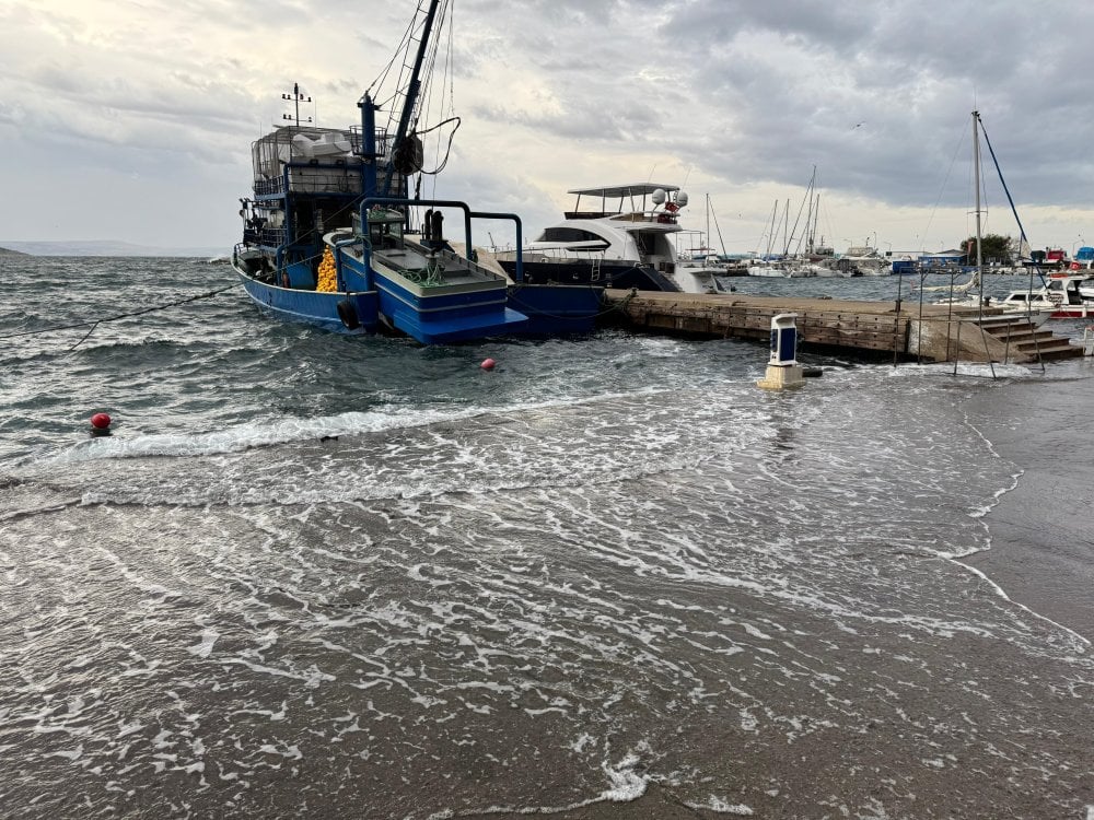 Balıkesir’de dev dalgalar korku dolu anlar yaşattı