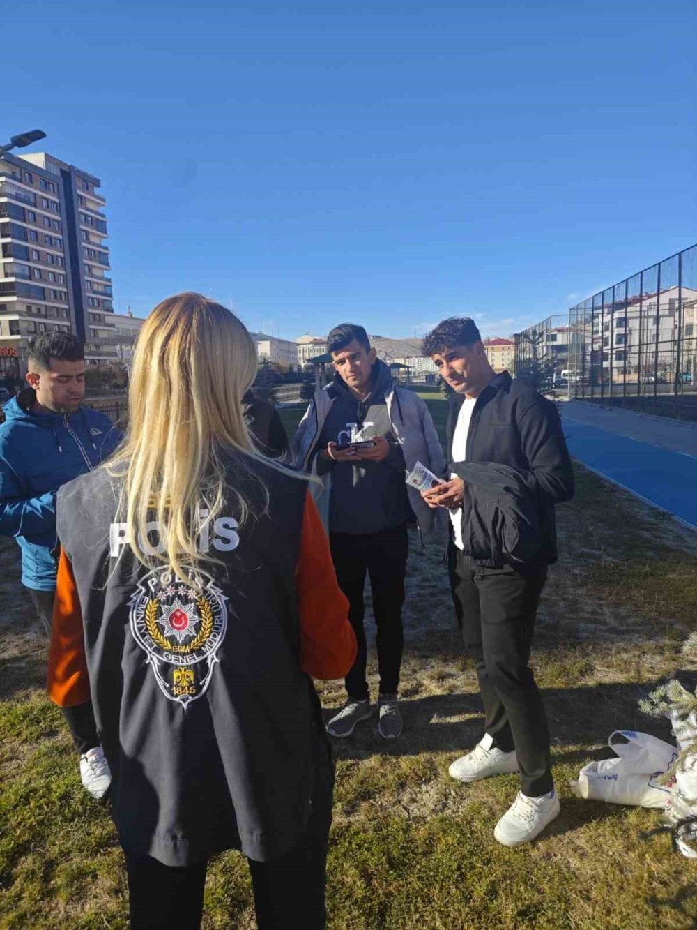 Bayburt polisi vatandaşları ve çocukları dolandırıcılara karşı uyardı