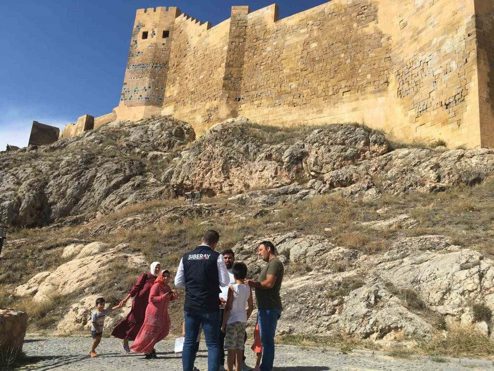 Bayburt polisi vatandaşları ve çocukları dolandırıcılara karşı uyardı