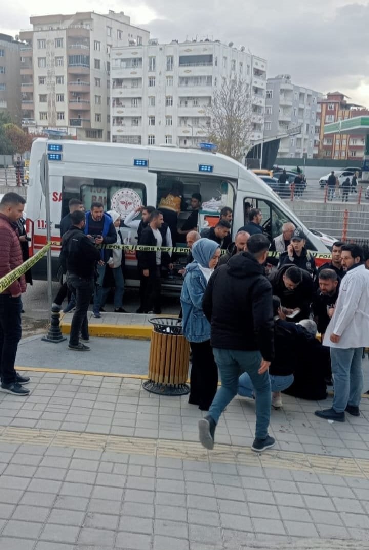 Duruşma sonrası adliye önünde silahlı kavga kamer: 4 yaralı