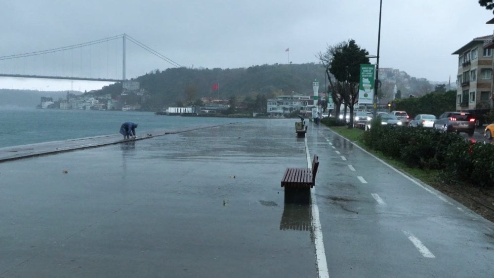 İstanbul'da sağanak yağış etkili oldu! Sürücüler de trafikte zorluk çekti