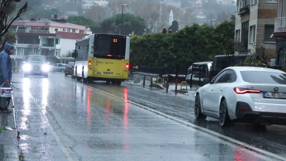 İstanbul'da sağanak yağış etkili oldu! Sürücüler de trafikte zorluk çekti