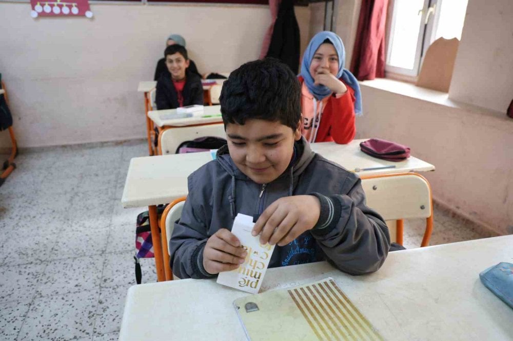 Köy okulu öğrencilerinin Dubai çikolatası hayali gerçek oldu