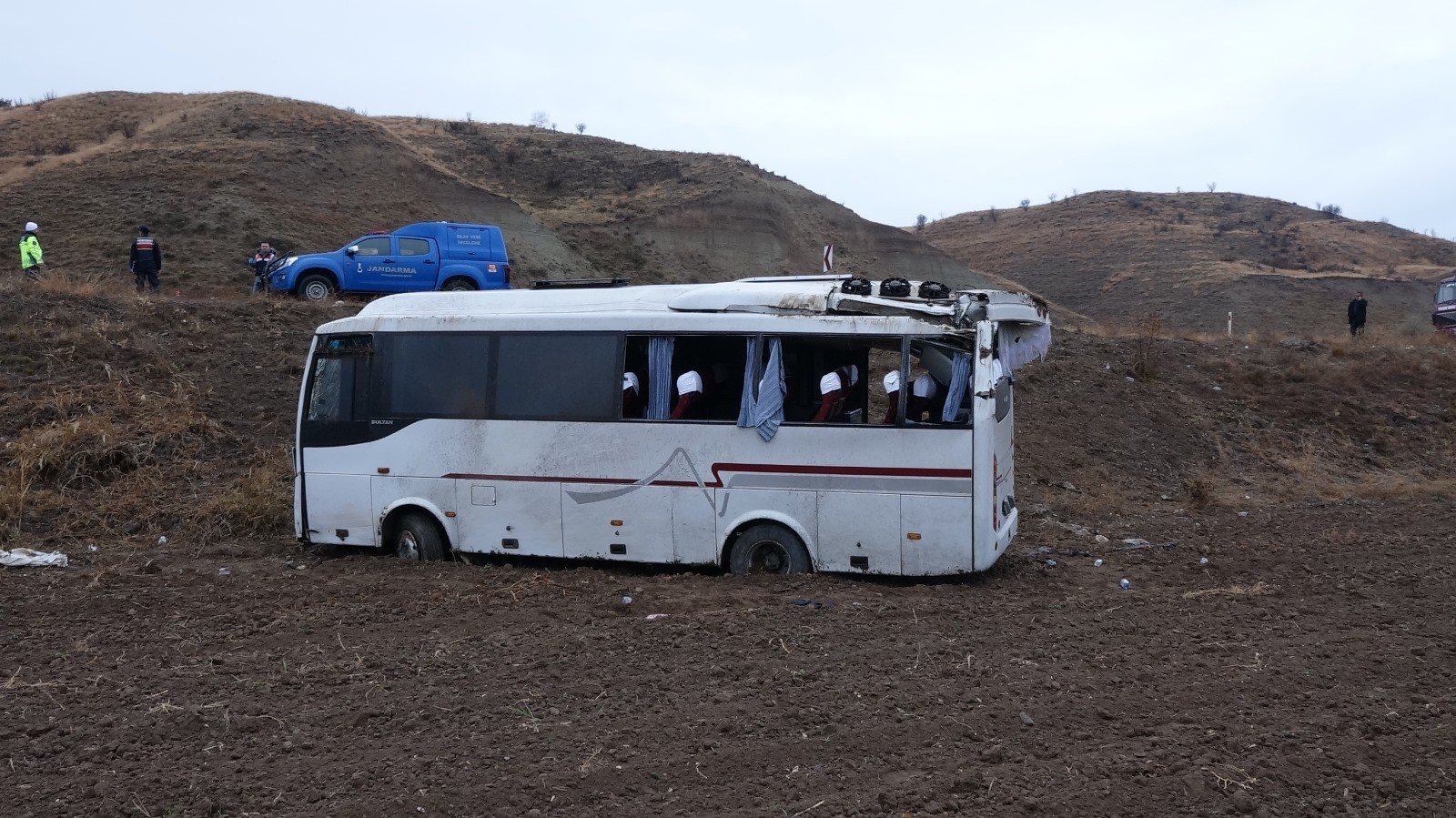 ankirida-cenazeye-gidenlerin-bulundugu-midibus-sarampole-devrildi-29-kisi-yaralandi-yenicag-2.jpg