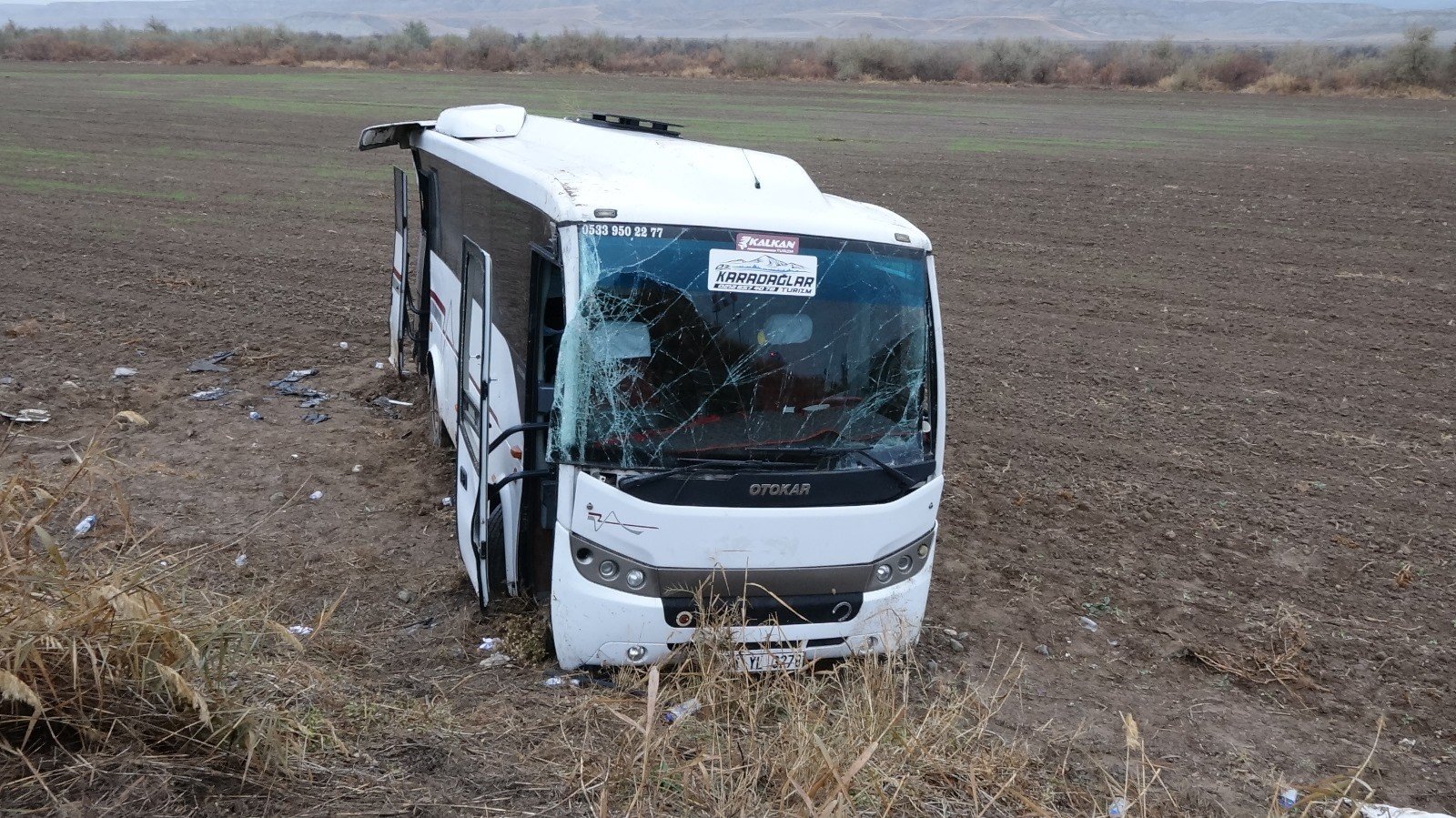 ankirida-cenazeye-gidenlerin-bulundugu-midibus-sarampole-devrildi-29-kisi-yaralandi-yenicag-3.jpg