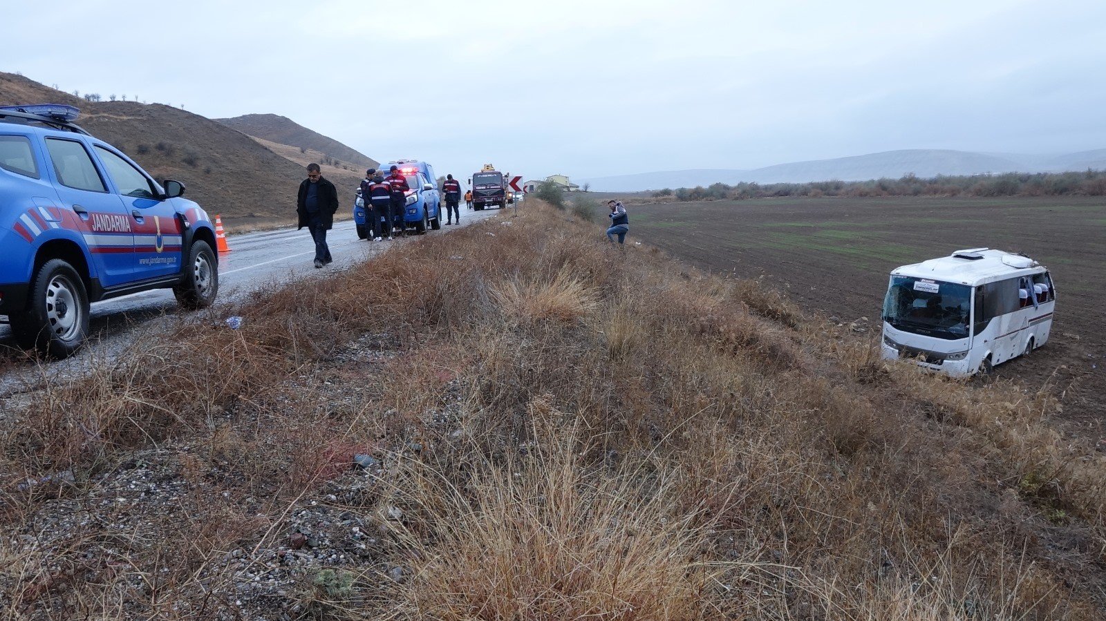 ankirida-cenazeye-gidenlerin-bulundugu-midibus-sarampole-devrildi-29-kisi-yaralandi-yenicag-4.jpg