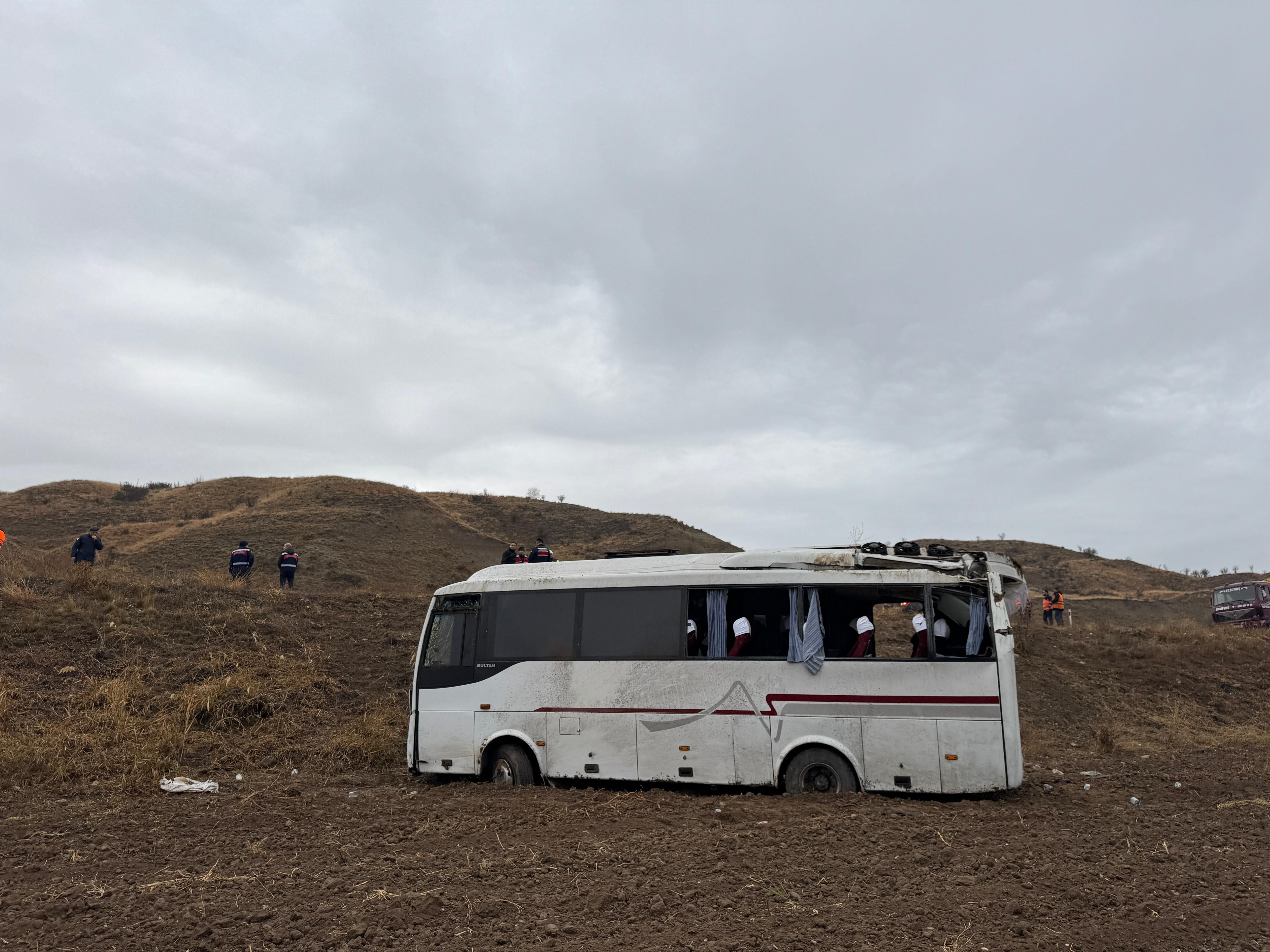 ankirida-cenazeye-gidenlerin-bulundugu-midibus-sarampole-devrildi-29-kisi-yaralandi-yenicag-6.jpg