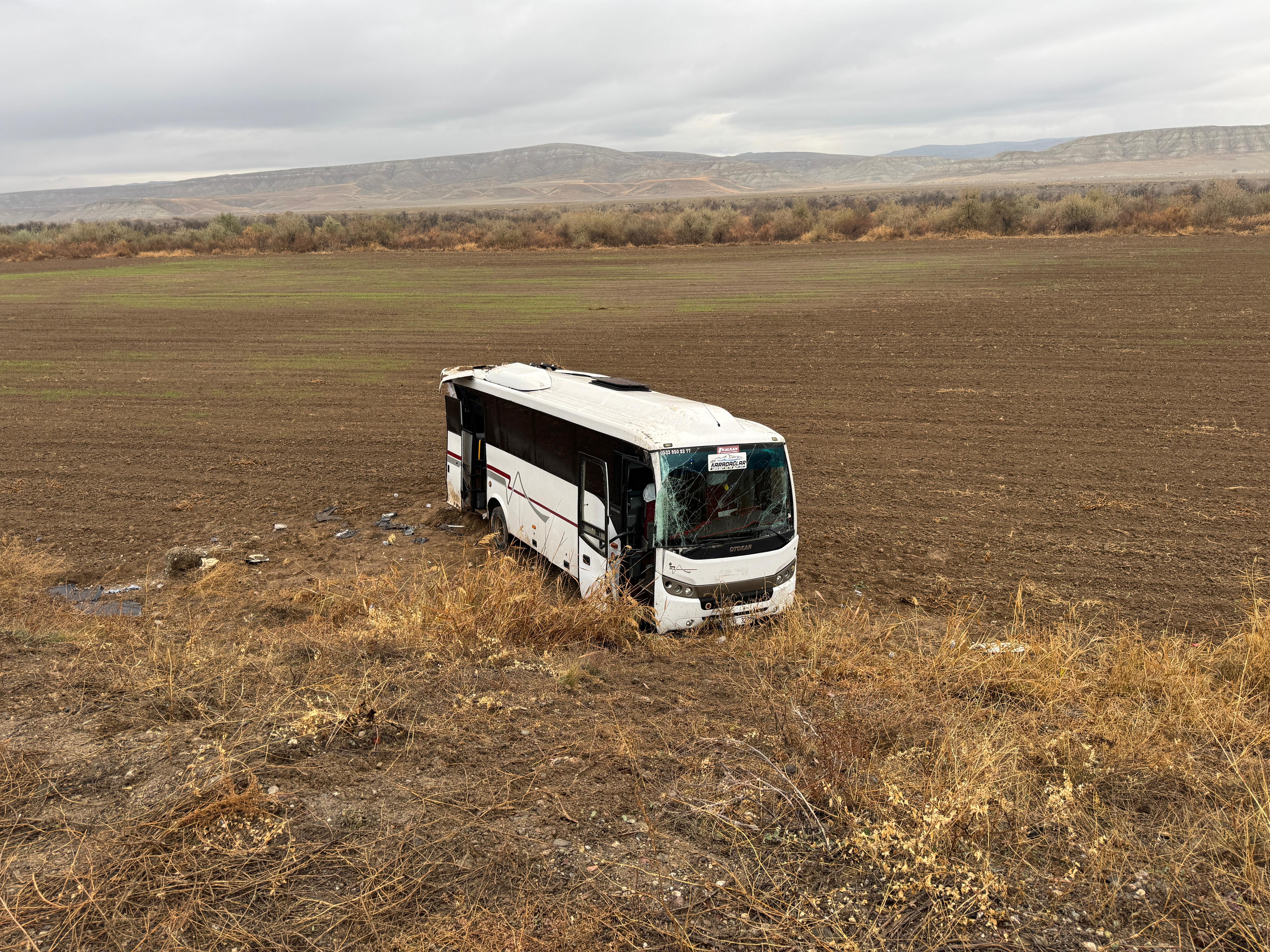 ankirida-cenazeye-gidenlerin-bulundugu-midibus-sarampole-devrildi-29-kisi-yaralandi-yenicag-7.jpg