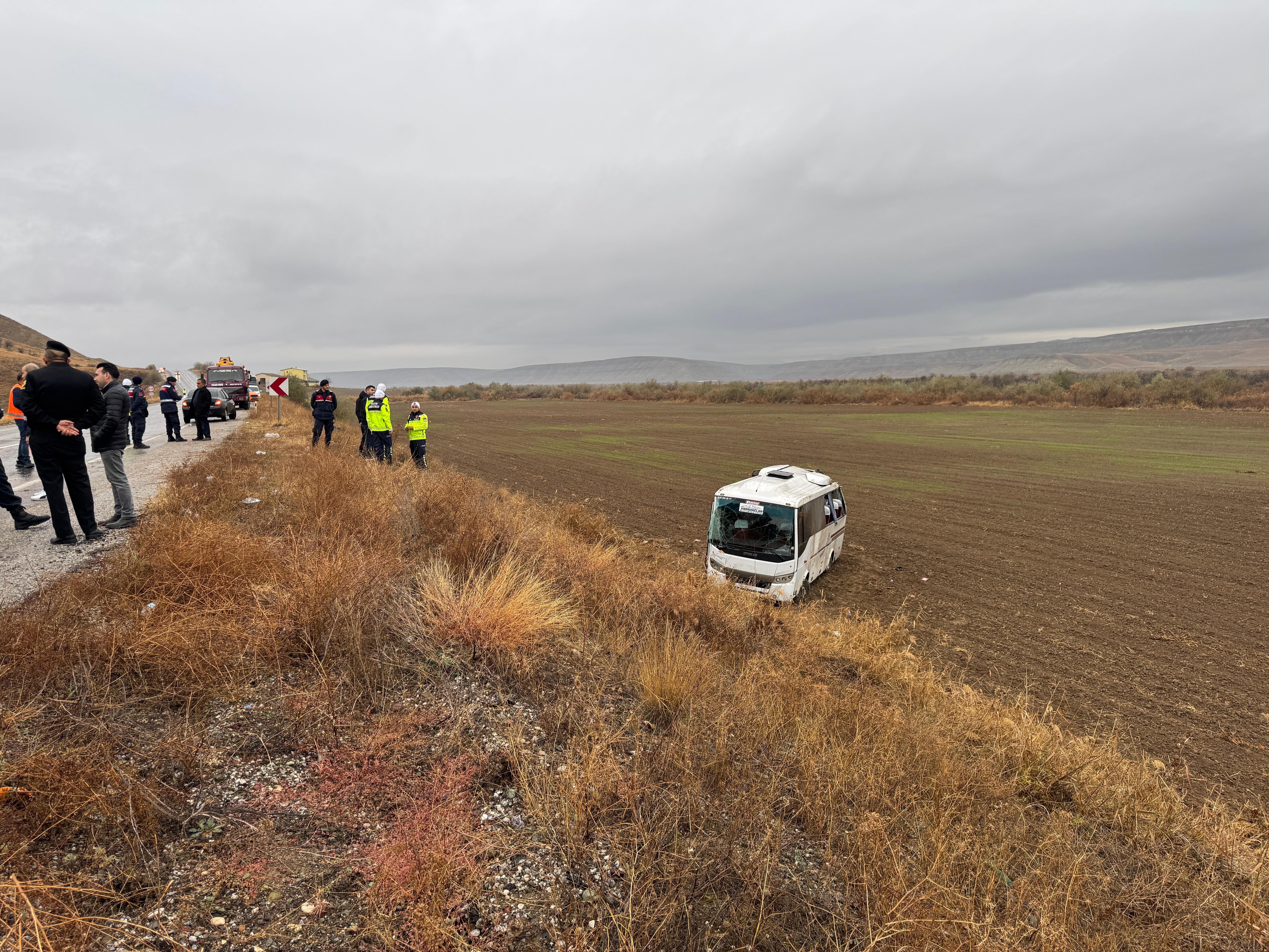 ankirida-cenazeye-gidenlerin-bulundugu-midibus-sarampole-devrildi-29-kisi-yaralandi-yenicag-8.jpg