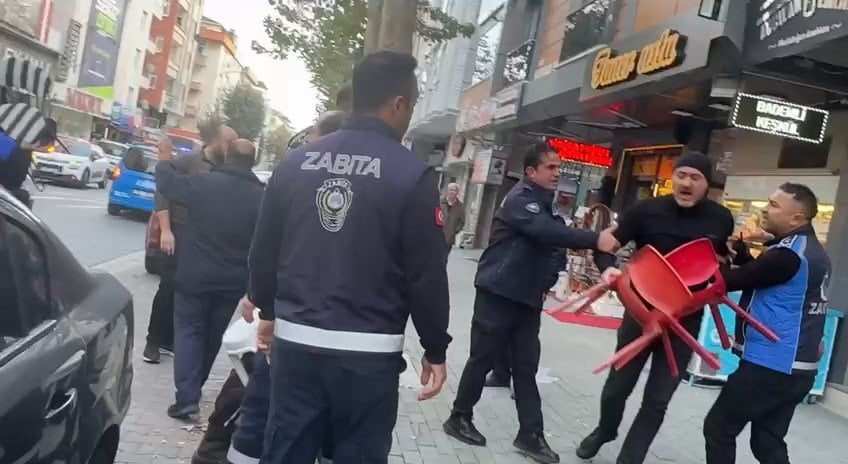 Avcılar’da esnaf ile zabıta arasında kaldırım kavgası