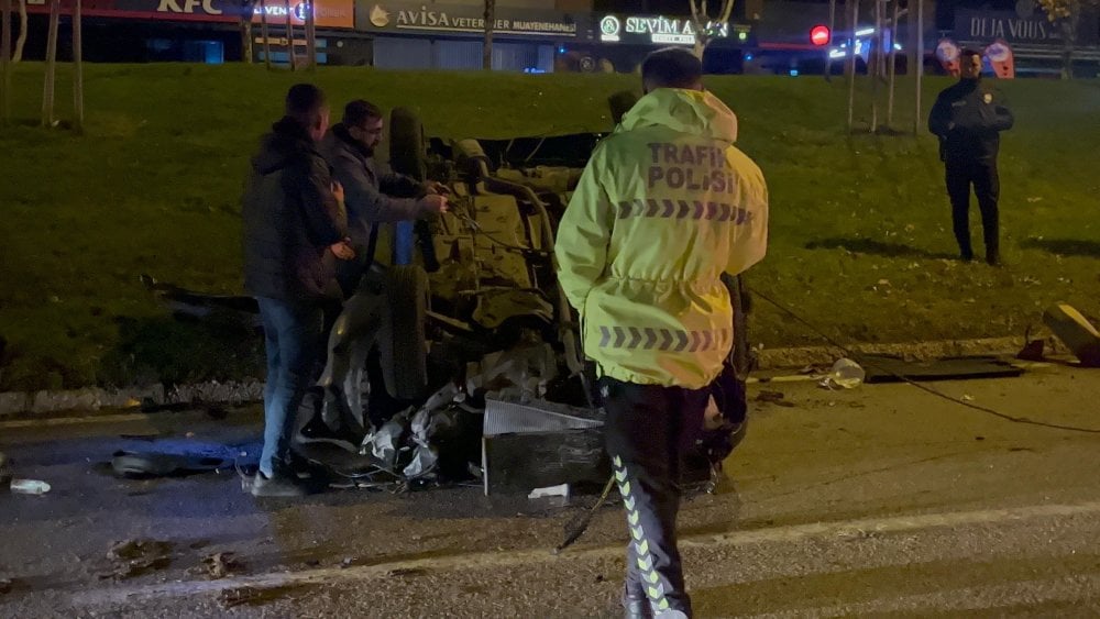 Bursa'da otomobil aydınlatma direğine çarpıp takla attı! 2 yaralı