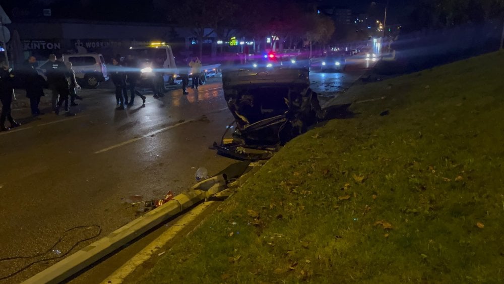 Bursa'da otomobil aydınlatma direğine çarpıp takla attı! 2 yaralı