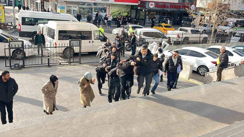 Polis kılığına girerek 25 milyon TL dolandırdılar! 8 kişi tutuklandı