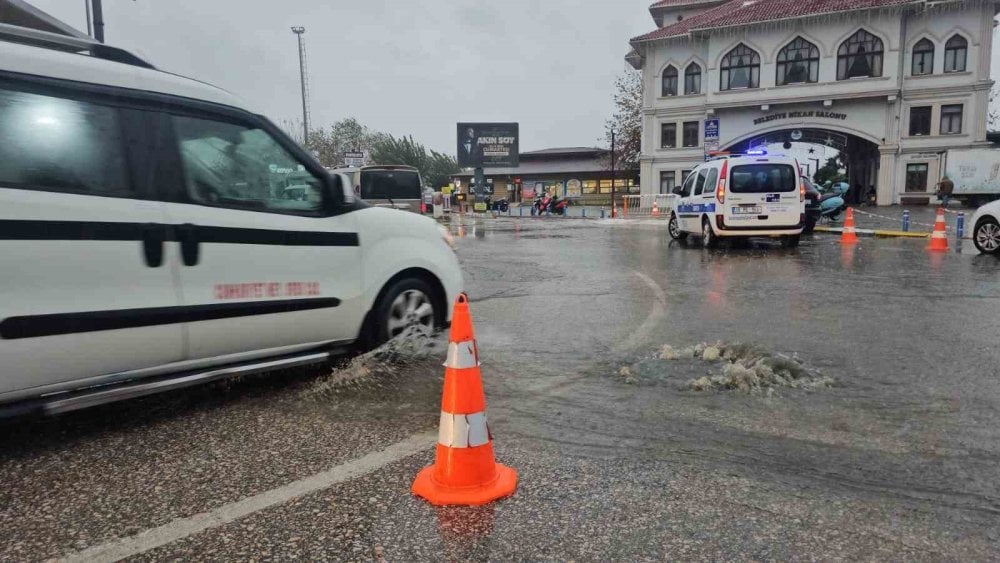 Balıkesir'de sağanak yağış hayatı zorlaştırdı