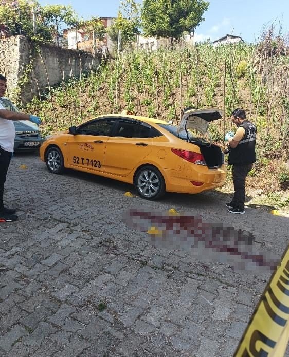 Eşi ile ilişki yaşayan azasını tabanca ile vurarak ölmesine sebep olan muhtar tahliye edildi