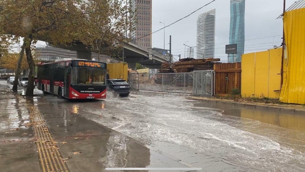 İzmir'de sağanak hayatı felç etti