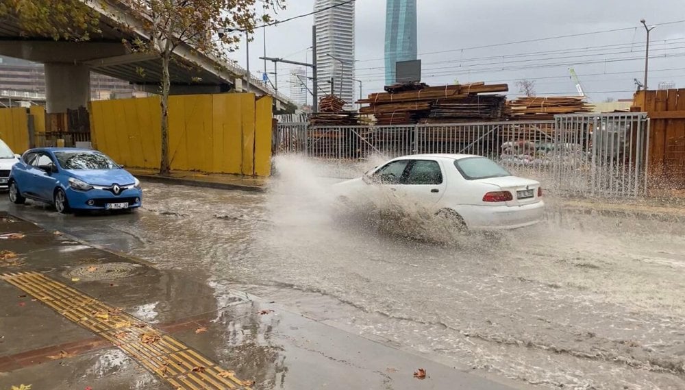 İzmir'de sağanak hayatı felç etti