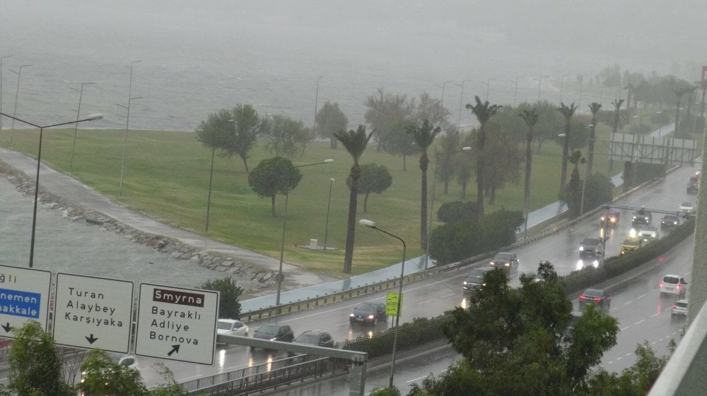 İzmir'de sağanak hayatı felç etti