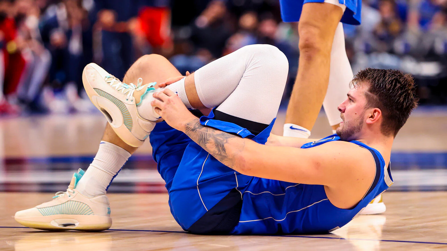 luka-doncic-grabs-ankle-cropped-1568x882.webp